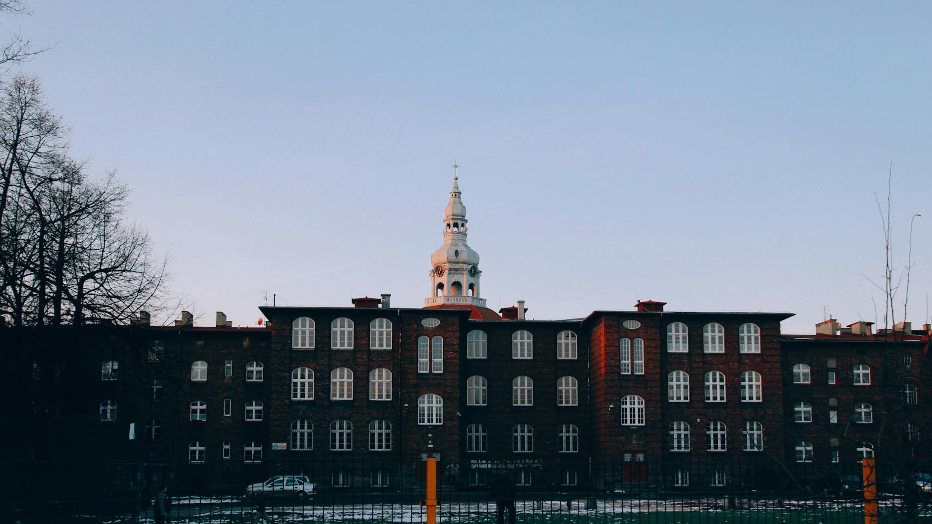 Widok na ulicę w Miasteczku Śląskim, symbolizujący lokalny rynek pracy i rozwój gospodarczy